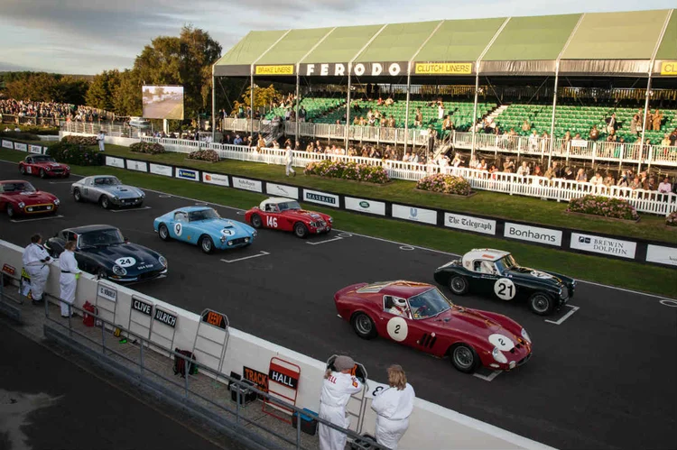 GRID DE LARGADA NO GOODWOOD REVIVAL: os sons dominantes são os rosnados e os sons de motores de automóveis com décadas de idade  / Fotos: Elizabeth Dalziel/The New York Times