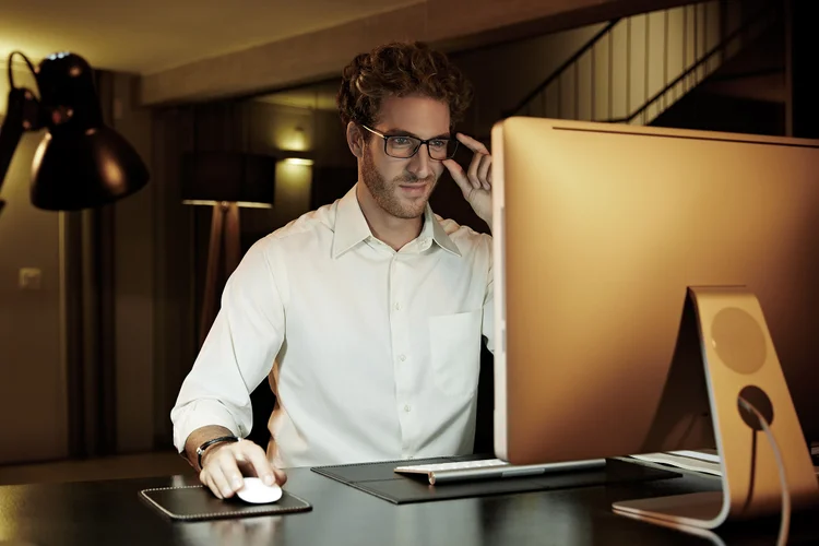Lentes cansadas: uso excessivo dos dispositivos digitais fazem olhos arder, coçar e lacrimejar (Zeiss Digital Lenses/Divulgação)
