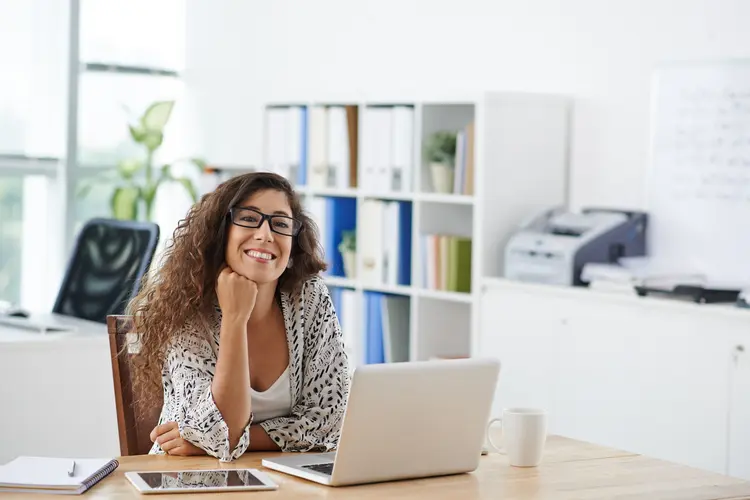 Empreendedora sonhando: veja algumas opções de franquias que permitem a dedicação apenas nos finais de semana (Foto/Thinkstock)