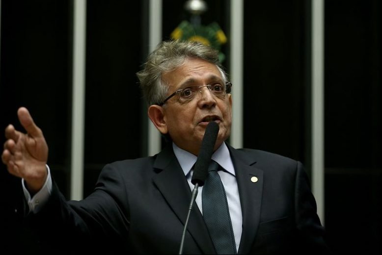Após leitura de votos separados sobre a TLP, começa a discussão