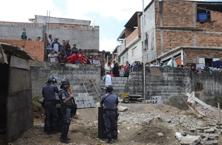 Protesto: as famílias sem-teto protestavam pela reintegração de posse do terreno (Rovena Rosa/Agência Brasil)