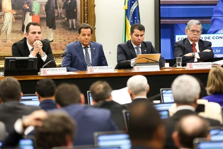 CCJ: no segundo dia de discussão, pelo menos 25 parlamentares devem discursar (Marcelo Camargo/Agência Brasil)