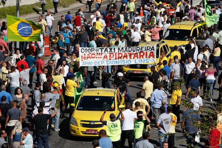 Taxistas pedem para ser recebidos pelo prefeito do Rio