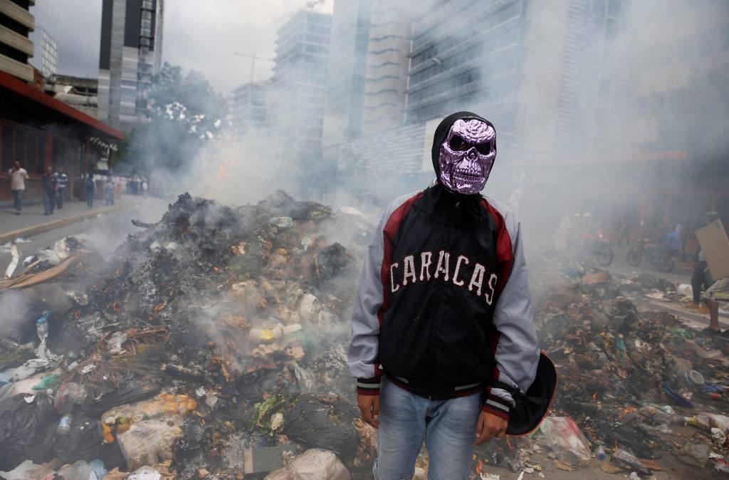 Venezuela: Manifestantes bloquearam ruas neste sábado (29), em um último esforço para atrapalhar a eleição de uma assembleia constituinte (Ivan Alvarado/Reuters)