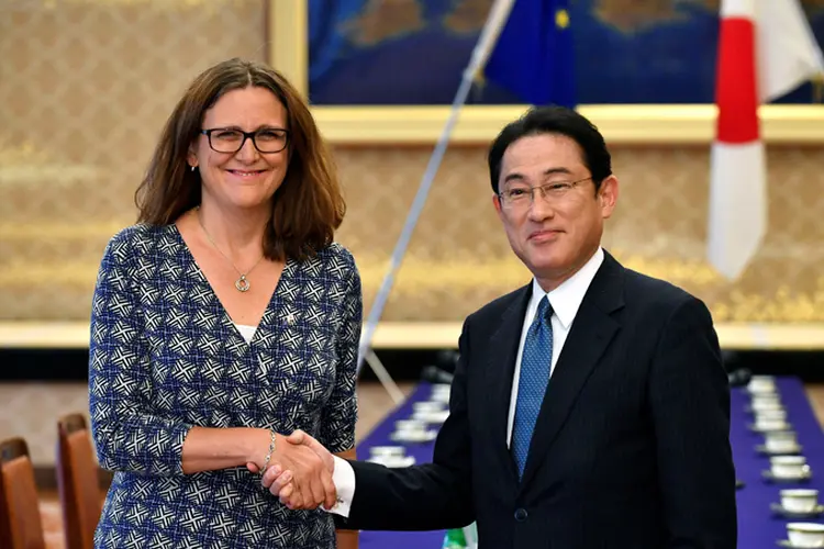 Comissária de Comércio da UE, Cecilia Malmström, e o ministro das Relações Exteriores do Japão, Fumio Kishida (Franck Robichon/Reuters)