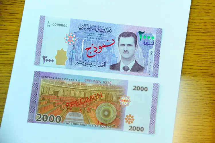 Notas de 2 mil libras sírias: até agora, apenas o ex-presidente Hafez al-Assad, pai de Bashar, aparecia em uma nota, a de mil libras (Foto/Reuters)