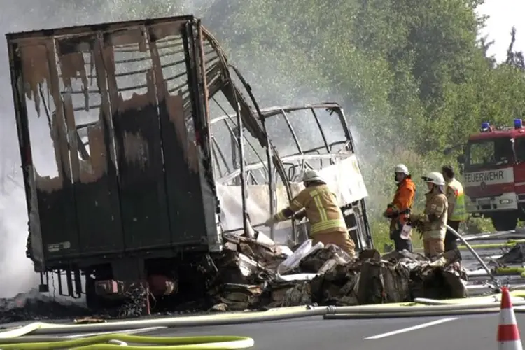 Acidente entre ônibus e caminhão: vários feridos estão entre a vida e a morte, de acordo com as autoridades (Foto/Reuters)