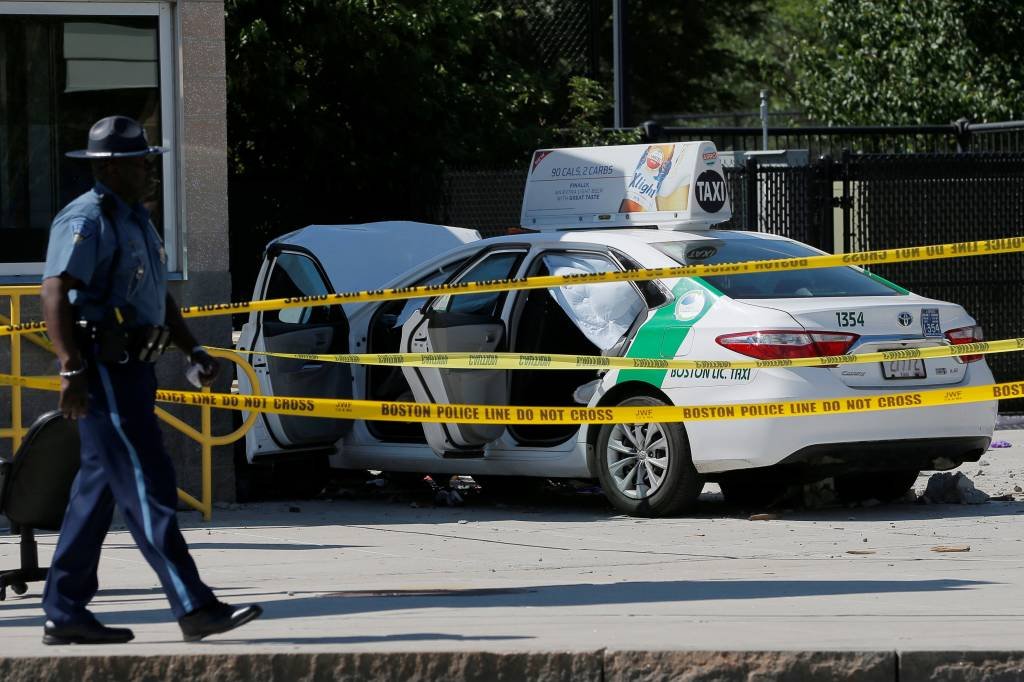 Boston: o motorista do táxi parece ter perdido o controle do veículo (Reuters/Brian Snyder)
