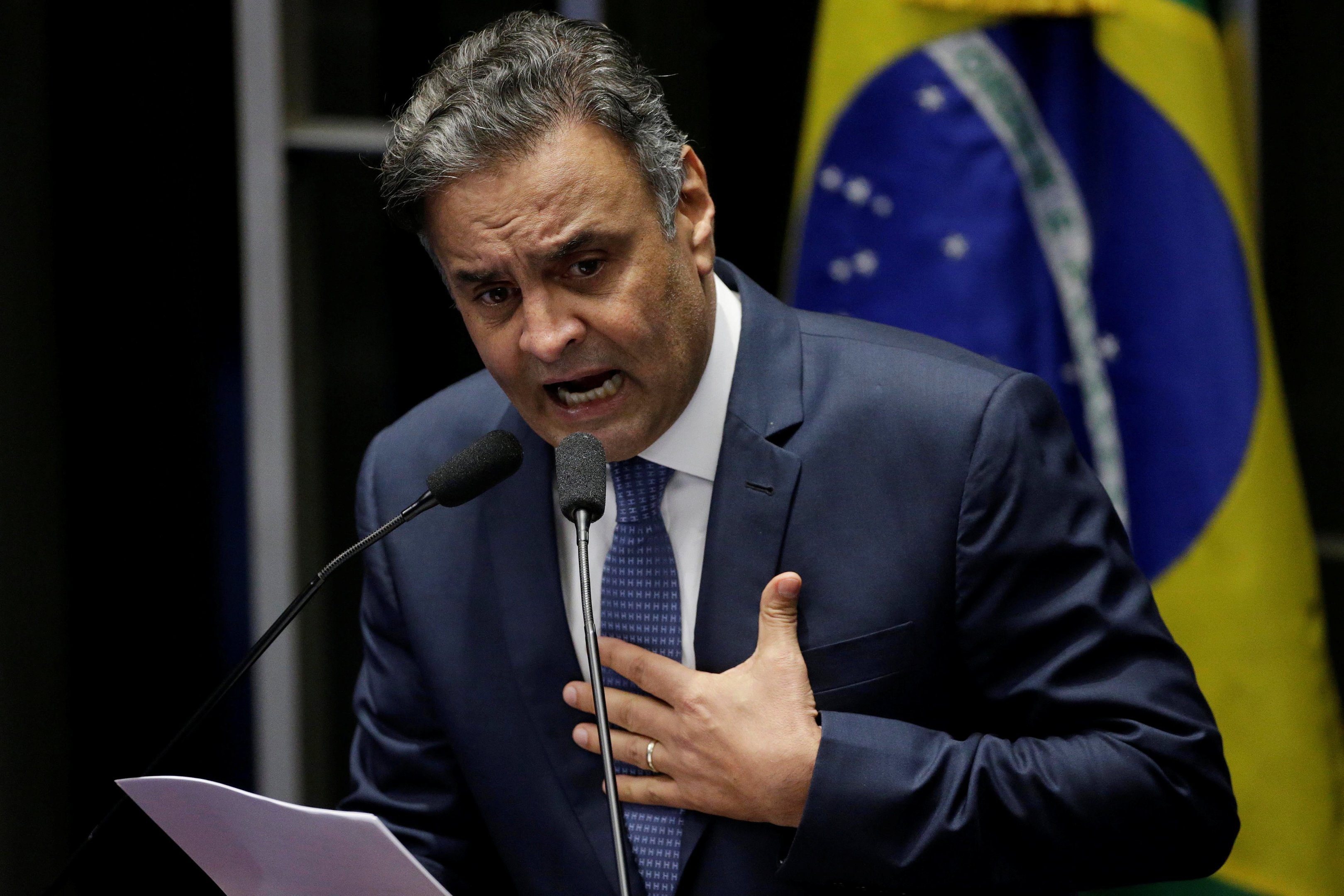 Aécio retorna ao Senado e discursa reafirmando que é inocente