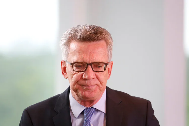 De Maizière: criticou círculos de esquerda que tentam "entender ou legitimar" o ocorrido. (Axel Schmidt/Reuters)