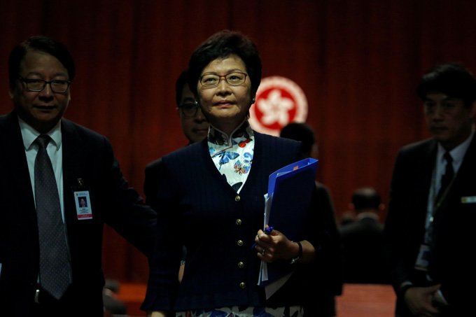 Nova líder de Hong Kong adota tom conciliador ao assumir cargo
