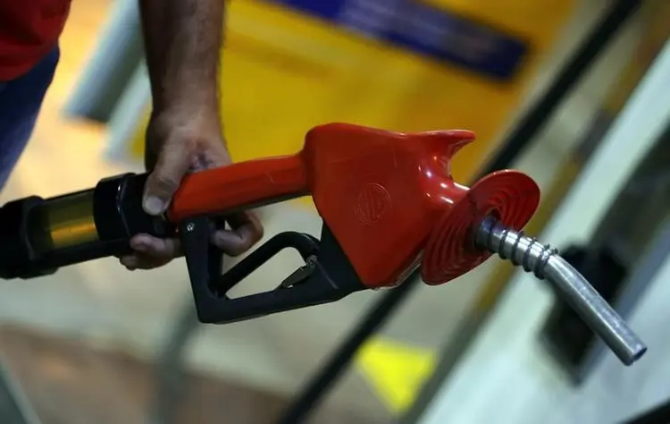 Combustível: o avanço das vendas em outubro aconteceu apesar dos preços mais altos dos combustíveis no Brasil (Paulo Whitaker/Reuters)