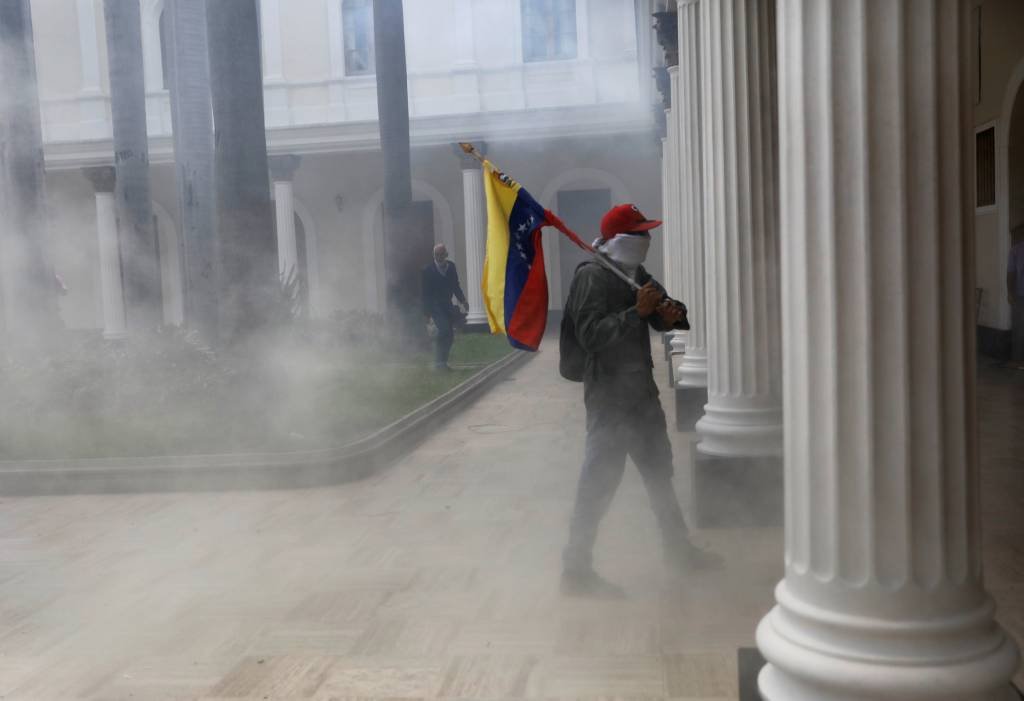 Maduro condena violência no Parlamento e pede investigação