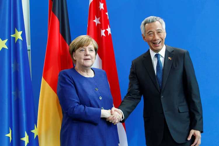 Chanceler alemã Angela Merkel, e o primeiro-ministro de Cingapura, Lee Hsien Loong (Michele Tantussi/Reuters)