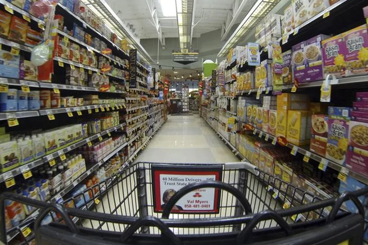 Supermercado: em breve, encher a despensa com a ajuda da web pode ser mais comum (Mike Blake/Reuters)