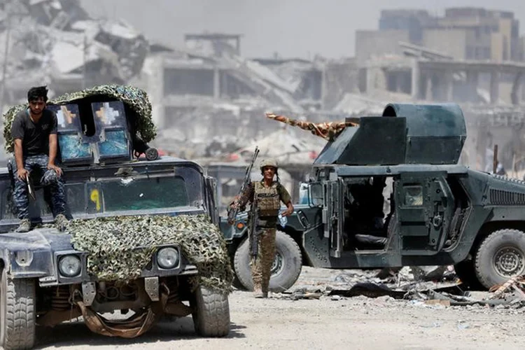 Forças iraquianas em combate contra militantes do Estado Islâmico em Mossul, no Iraque (Ahmed Saad/Reuters)