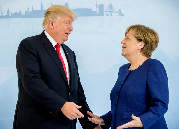 Trump e Merkel: na primeira reunião os líderes falaram sobre o comércio internacional, a Otan e imigração (Michael Kappeler/Reuters)