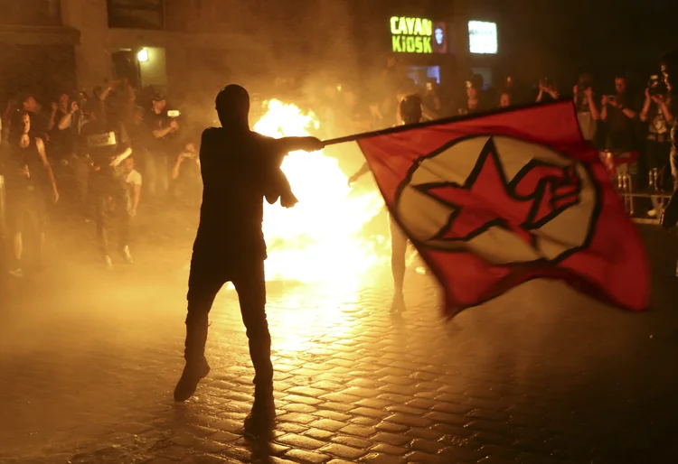 Protesto: a violência na véspera da reunião deixou ainda dois manifestantes feridos (Kai Pfaffenbach/Reuters)