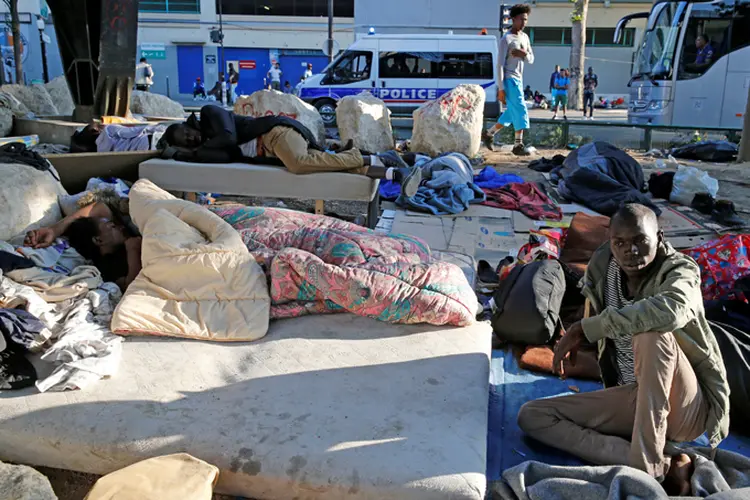 Acampamentos de refugiados: comando da polícia e a prefeitura informaram em um comunicado que os migrantes receberão uma proposta de alojamento provisório (Pascal Rossignol/Reuters)