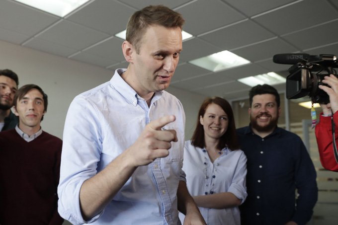 Opositor russo Alexei Navalny é libertado