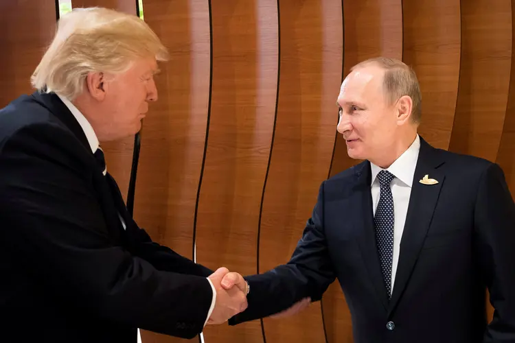 Donald Trump e Vladimir Putin apertam as mãos durante encontro no G20 em 07/07/2017 (Steffen Kugler/Courtesy of Bundesregierung/Handout/Reuters)