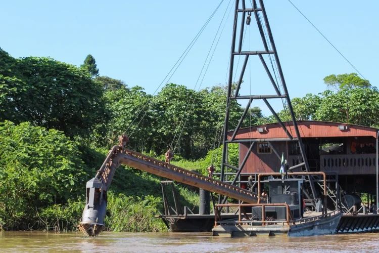 Amazônia: barco de mineradores no rio Madeira, em Rondônia (Chris Arsenault/Reuters)