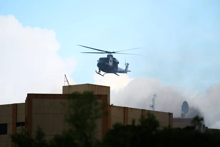 Incêndios: o governo disponibilizou três helicópteros para controlar as chamas e ajudar no resgate (Jose Cabezas/Reuters)
