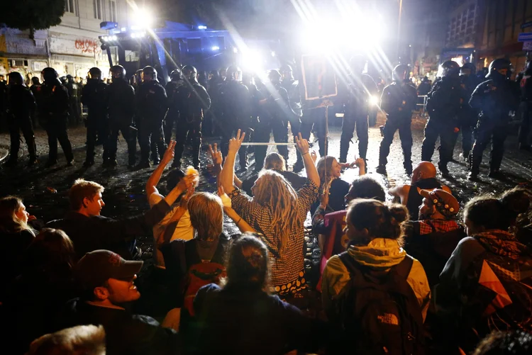 G20: um tribunal de Hamburgo ordenou a prisão preventiva de 51 pessoas acusadas de participar das desordens (Fabrizio Bensch/Reuters)