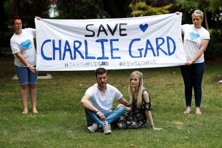 Pais do bebê britânico: a corte decidiu que o hospital poderia desligar os aparelhos que mantêm o bebê vivo (Peter Nicholls/Reuters)
