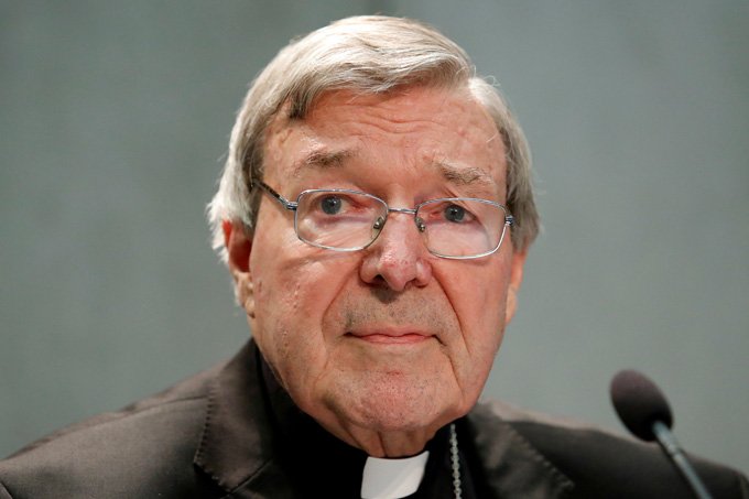 Cardeal acusado de abusar de menores retorna à Austrália