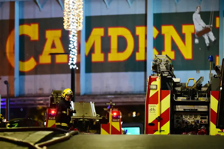 Incêndio em Londres: fogo danificou os três primeiros andares e o telhado do prédio no norte de Londres que comportava diversos negócios (Hannah McKay/Reuters)