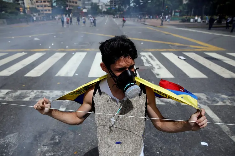 Protestos: mais de 90 pessoas já morreram em manifestações contra o governo e milhares têm fugido do país (Carlos Garcia Rawlins/Reuters)
