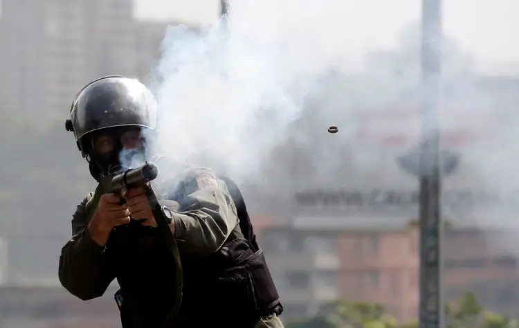 Protestos na Venezuela: grupos de opositores participam do "grande bloqueio", que já dura dez horas (Carlos Garcia Rawlins/Reuters)