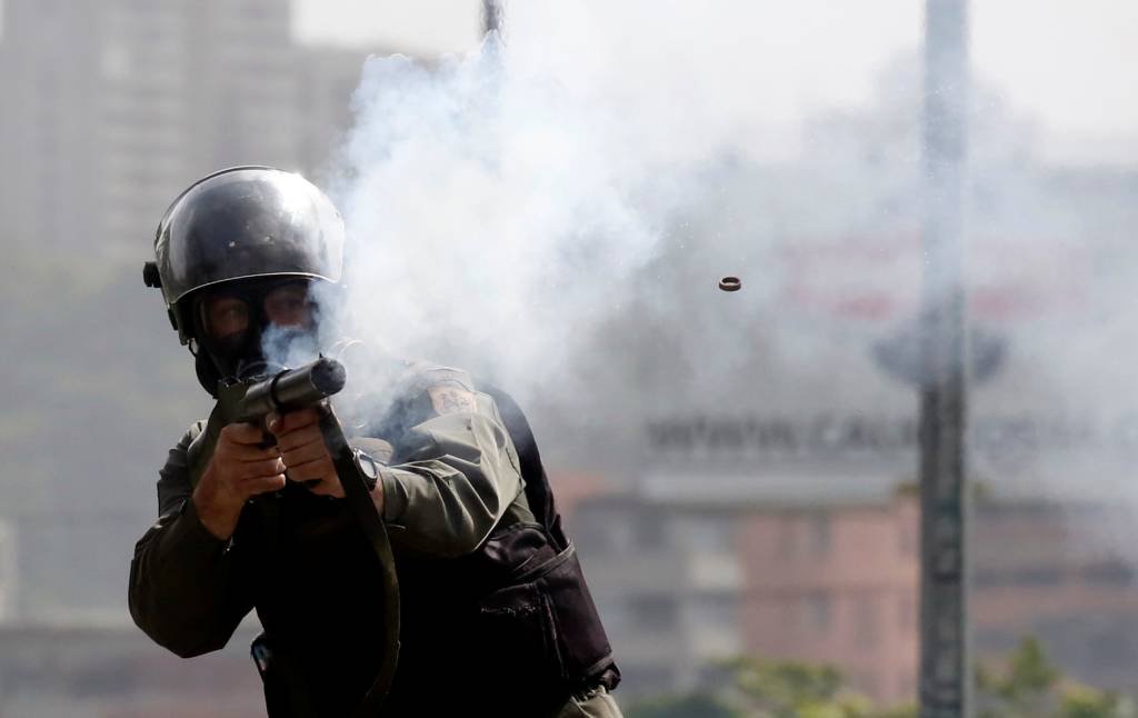 Oposição bloqueia ruas para promover plebiscito contra Maduro