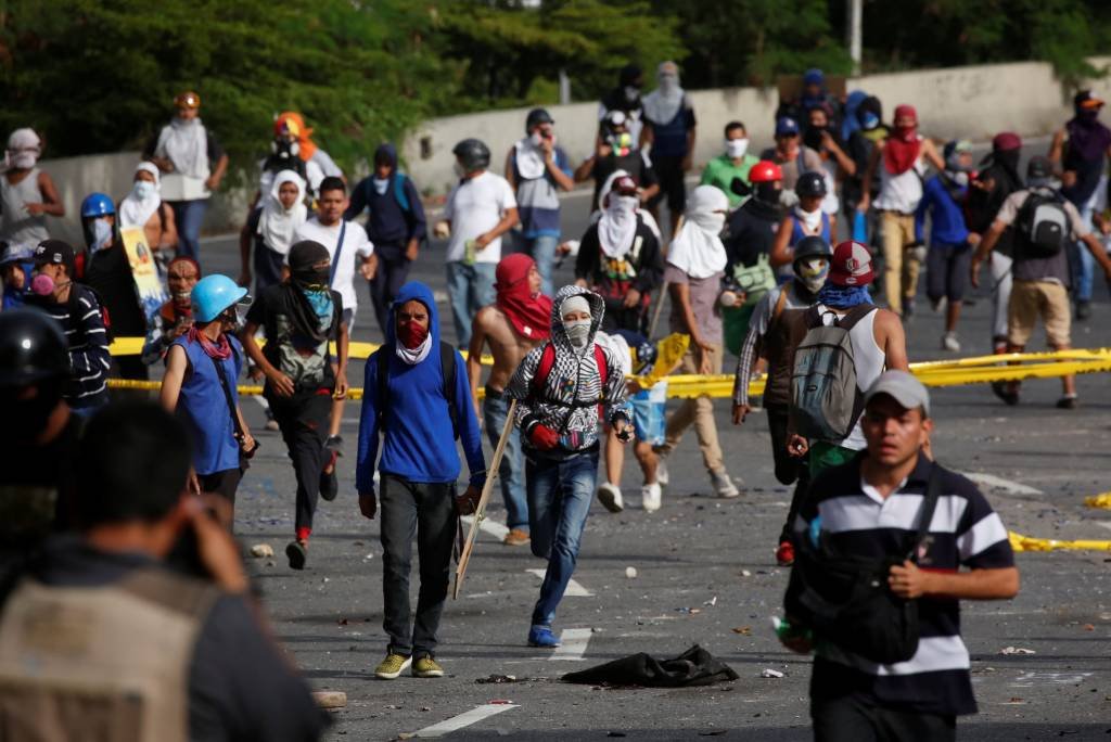 Venezuela tem 2 mortos e dezenas de feridos em novo dia de tensão