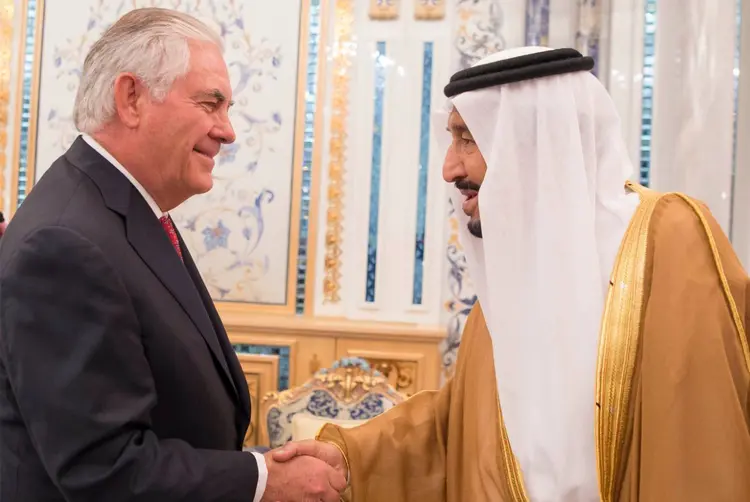 Encontro: o secretário de Estado dos EUA viajou ontem ao Catar com o objetivo de explorar possíveis saídas para a crise diplomática (Saudi Press Agency/Handout/Reuters)
