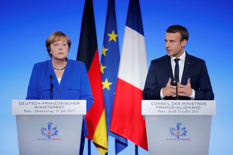 Merkel e Macron: solicitaram a Putin que apoie esse texto com o objetivo de que sua adoção e cumprimento conduza a uma cessação das hostilidades e a que possa entrar ajuda humanitária na região (Stephane Mahe/Reuters)