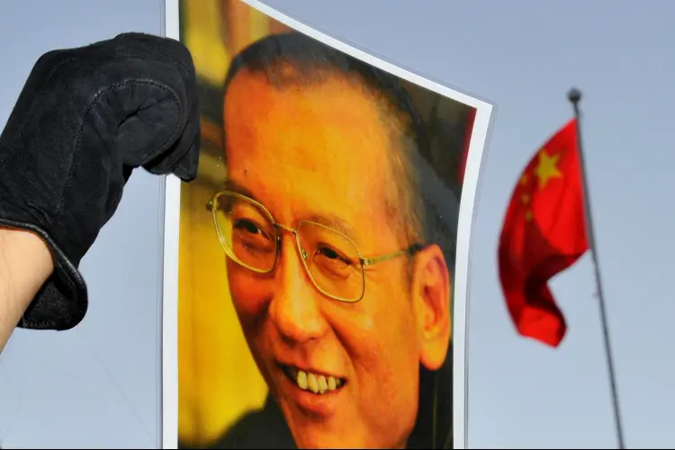Homem segura foto do ativista e Nobel da Paz chinês Liu Xiaobo (Toby Melville/File Photo/Reuters)