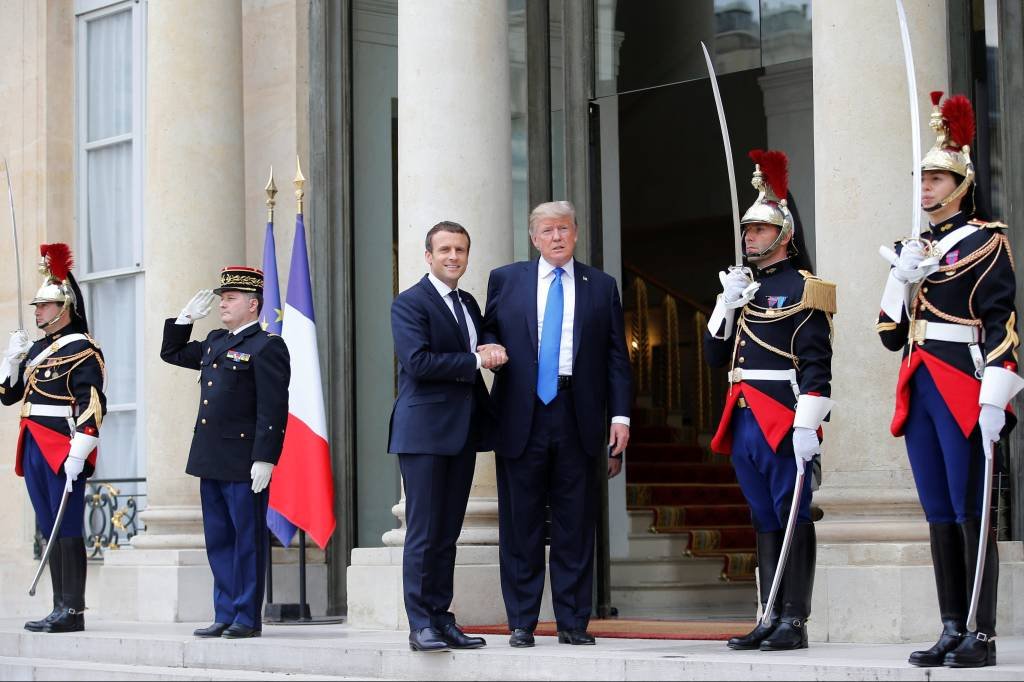 Macron recebe Trump com honras militares em Paris