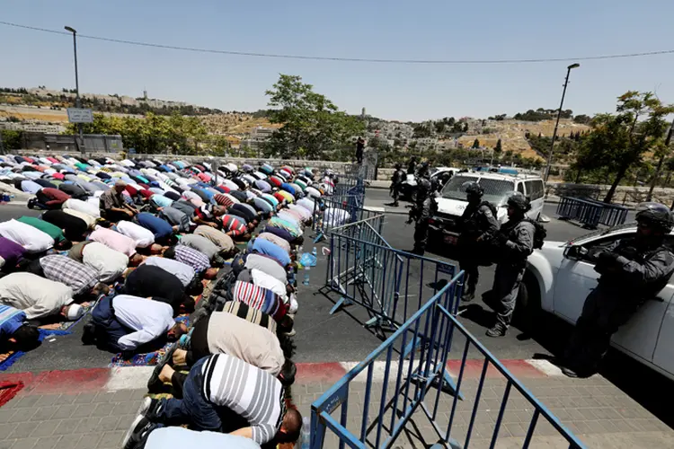 Ataque em Jerusalém: fechamento impediu muçulmanos de se reunirem no local para rezas de sexta-feira (Ammar Awad/Reuters)
