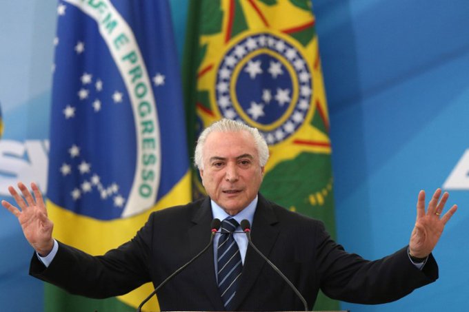 Após denúncia, Temer recebe 82 deputados