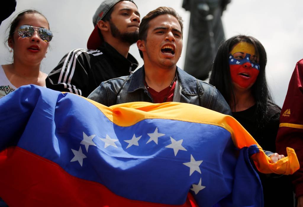 Oposição venezuelana diz que 2 pessoas foram mortas em plebiscito