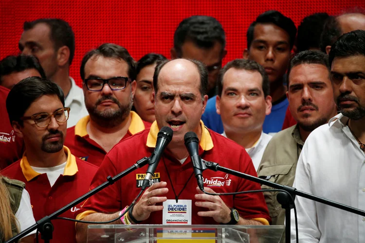 Julio Borges: opositor assegurou que a denominada consulta popular aconteceu "com total beleza e confiança" (Carlos Garcia Rawlins/Reuters)