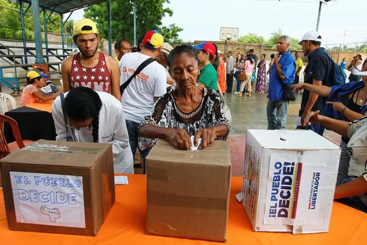 Plebiscito: oposição fez consulta popular que pretende pressionar Maduro a desistir de mudar a Constituição (Isaac Urrutia/Reuters)