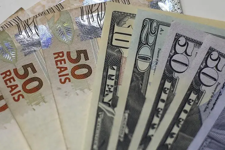 Dólar: moeda registrou ajustes de posições após ter caído à mínima intraday abaixo do piso informal dos R$ 3,250 (Ricardo Moraes/Reuters)
