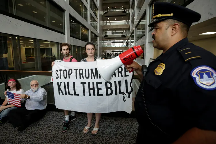 Protesto contra a lei da saúde: Trump sugeriu que talvez possa deixar os mercados de seguros criados sob o Obamacare afundarem (Yuri Gripas/Reuters)