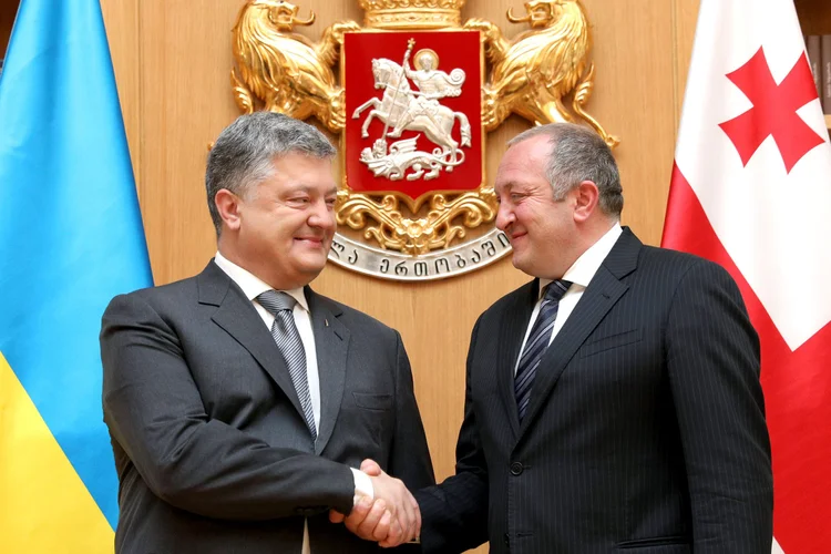 Diálogo: governante ucraniano agradeceu aos voluntários georgianos que combatem os separatistas pró-Rússia no leste da Ucrânia (Mikhail Palinchak/Ukrainian Presidential Press Service/Handout/Reuters)