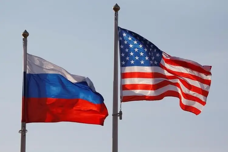 BANDEIRAS DA RÚSSIA E DOS EUA: "Essa é uma questão de segurança estratégica. Medidas do tipo podem tornar o mundo mais perigoso", disse Peskov sobre os planos dos EUA para sair do tratado (Maxim Shemetov/Reuters)