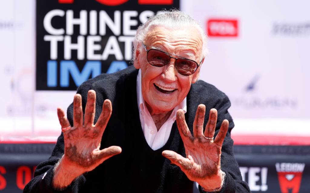 Stan Lee deixa sua marca no cimento de Hollywood