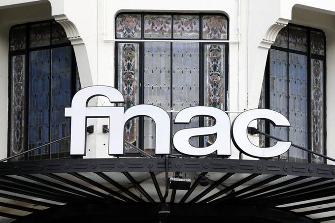 Logo da Fnac é visto em entrada de loja em Paris, na França